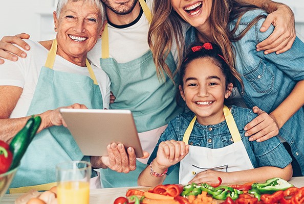 Foto van familie die aan het koken is