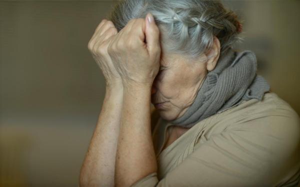 vrouw die handen voor haar gezicht houdt