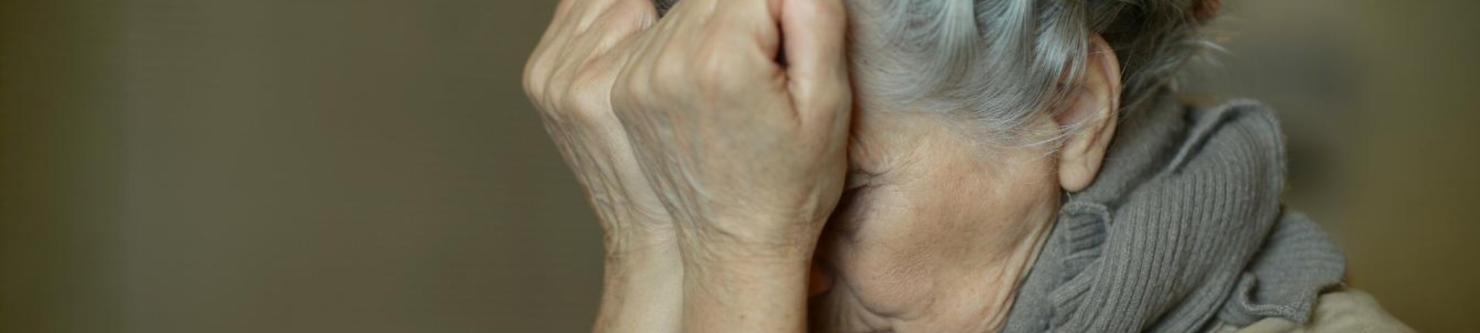 vrouw die handen voor haar gezicht houdt