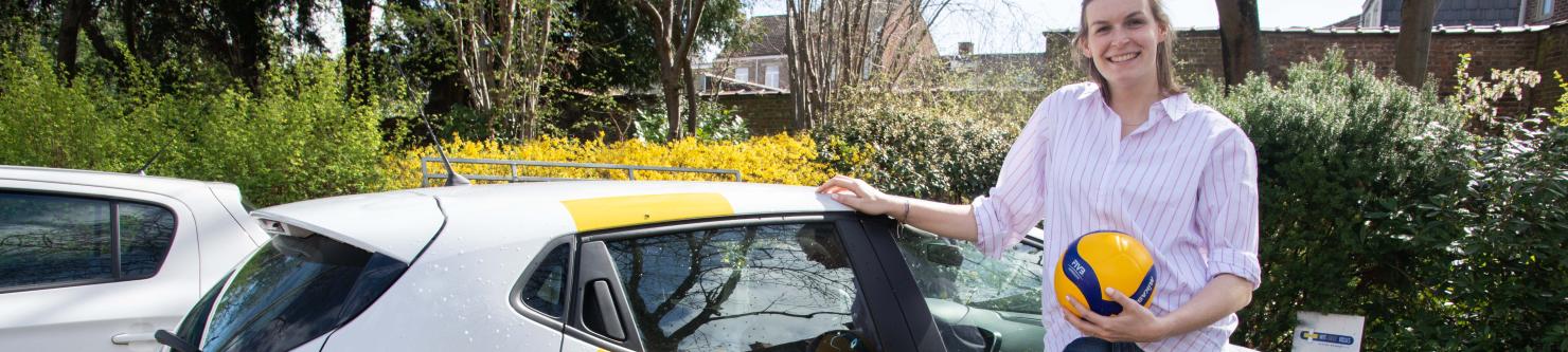 volleybalspeelster Marlies Janssens houdt volleybal vast bij Wit-Gele Kruis auto
