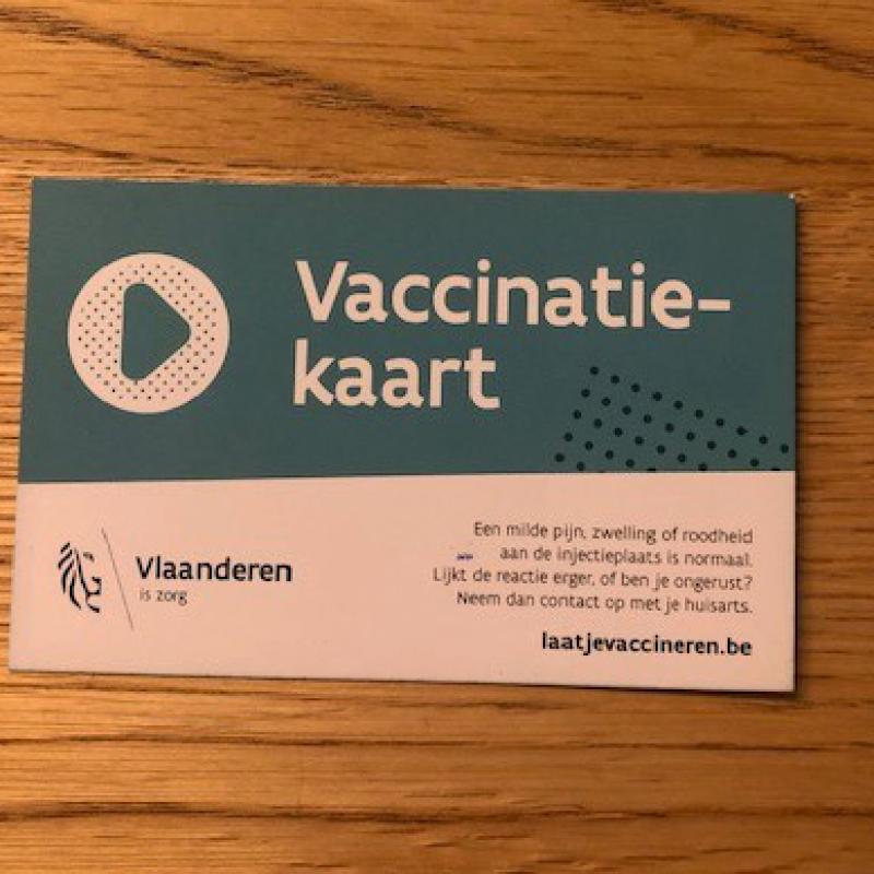 Vaccinatiekaart die ik kreeg toen ik gevaccineerd werd.