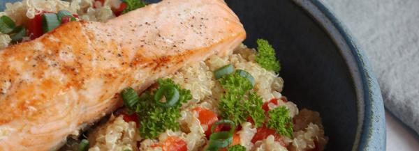 Foto quinoasalade met zalm en geroosterde paprika 